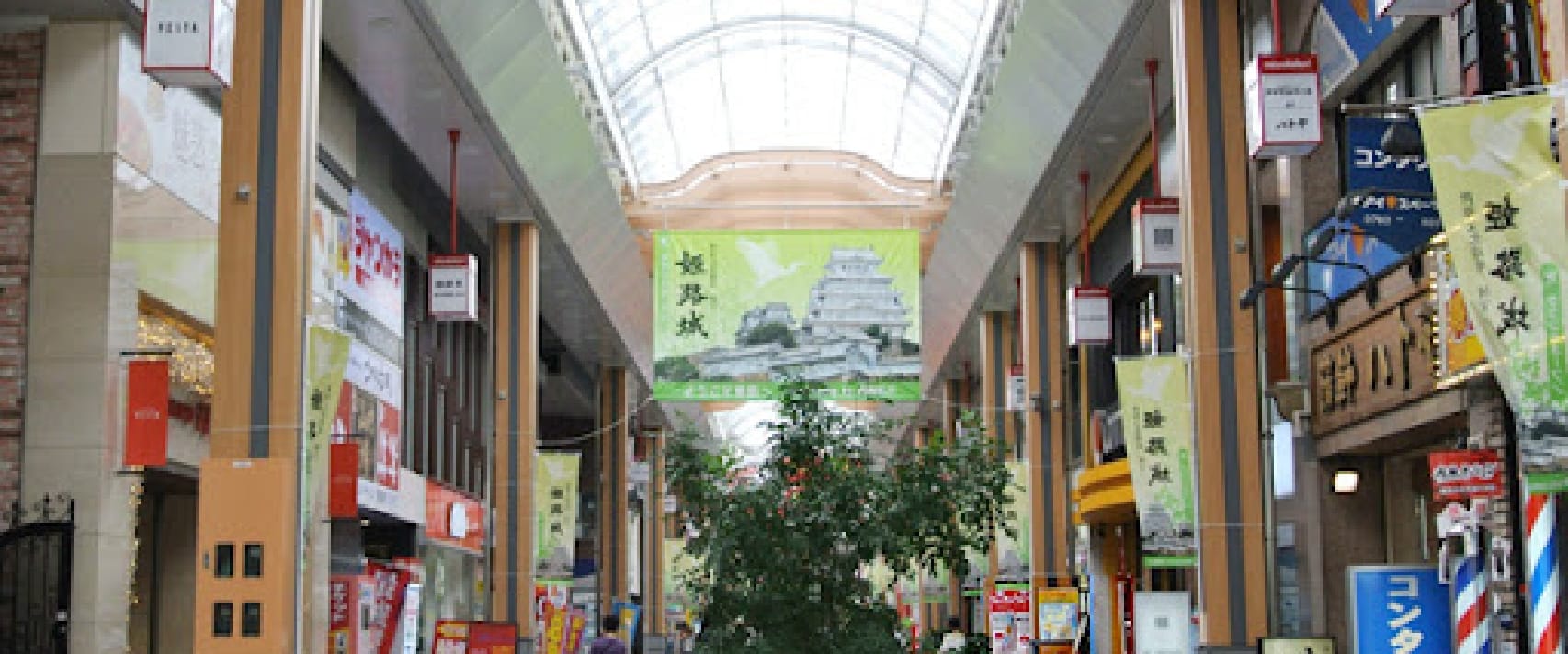 生活必需品が揃う商店街でお買い物