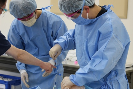 中心静脈カテーテル挿入のための講義と実技研修