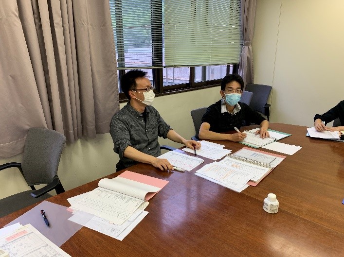 両病院で部門会議が進行中