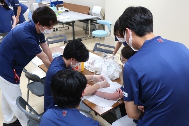 緊張とワクワク　～研修医初めての採血実習～